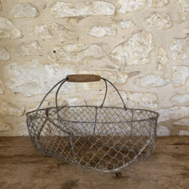 BU20110182 Oude Franse draadgaas oogstmand met houten handvat in mooi verweerde staat, zie foto's voor details. Afmeting: 52,5 cm lang /  15,5 cm hoog (tot hengsel) / 28,5 cm hoog (t/m hengsel) /  32,5 cm doorsnede