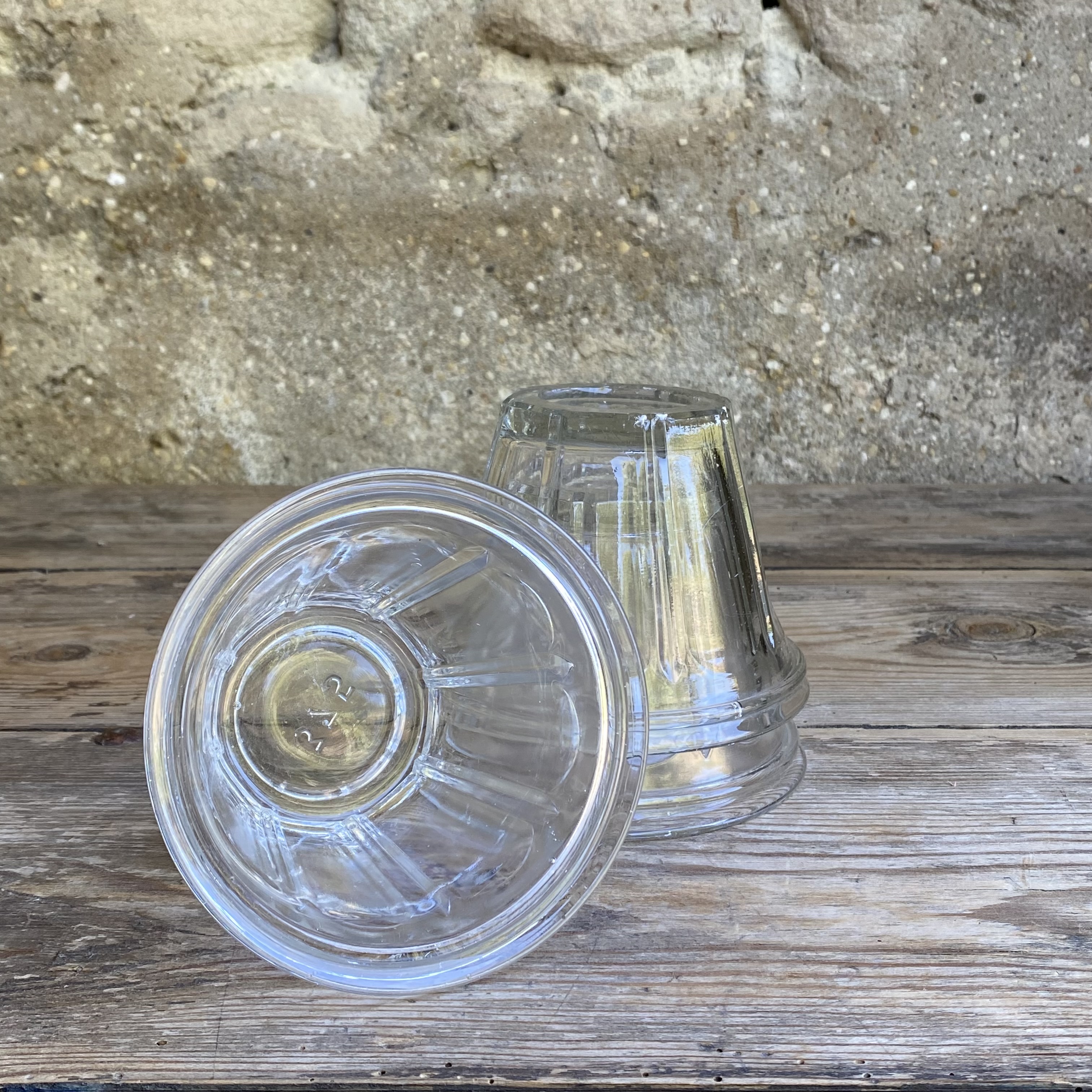 OV20111069 Set of 3 almost identical old French confiture jars. Contents: 375 grams. In beautiful condition! Size: 9 cm high / 11,5 cm cross section.