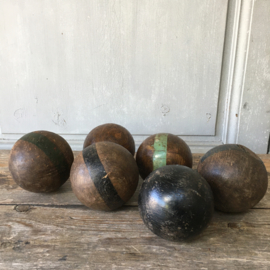 OV20110593 Set of 6 old French wooden croquet balls in beautiful condition and now so decorative ... Size: +/- 9 cm. intersection.