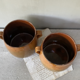 AW20110951 Two old French rustic cooking pots in beautiful condition! Size: 12.5 cm. high / 13 cm. cross section (up to the ears) Mentioned price is per piece.