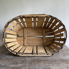 BU20110129 De authentieke oude Franse druivenoogst manden uit de Provence gemaakt van kastanjehout in prachtige staat!  Afmeting: 68 cm lang / 46,5 cm doorsnede / 29 cm hoog. Vermelde prijs is per stuk!