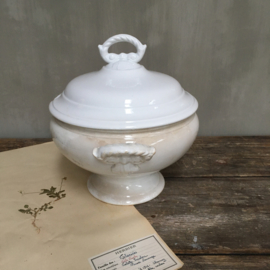 AW20110746 Antique Belgian tureen stamp -B F Boch Fréres - period: 1887-1910 in beautiful condition! The tureen is beautifully buttered, the lid has been used little and is still pure white / Size: 26.5 cm. high (up to the handle)/ 22.5 cm. cross section.