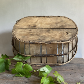 BU20110133 De authentieke oude Franse druivenoogst manden uit de Provence gemaakt van kastanjehout in prachtige staat! Afmeting: 68 cm lang / 46,5 cm doorsnede / 29 cm hoog. Vermelde prijs is per stuk!