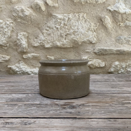 AW20111296 Old French grès stoneware pot, nice low model...small feint hairline, but completely stable (see photos for details) otherwise in beautiful condition! / Size: 10 cm high / 14.5 cm cross section.