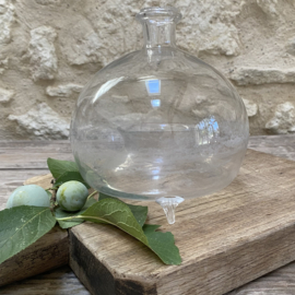 OV20111076 Antieke Franse vliegenvanger van mond geblazen glas. Het glas is wat verweerd door de tijd, maar  verder in perfecte staat! Periode: 19de eeuw. Afmeting:  17 cm hoog /  16 cm doorsnede (over de buik gemeten)