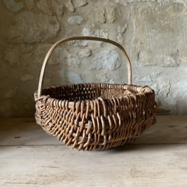 BU20110187 Old French harvest basket made of woven wicker in beautiful condition! Size: 36.5 cm long / 17 cm high (to the handle) / 32 cm high (including the handle) / 35.5 cm wide