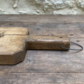 OV20111098 Oude Franse rustieke houten broodplank in prachtige doorleefde staat! Afmeting: 45 cm lang (inclusief greep) / 30,5 cm lang (exclusief greep) / 17,5 cm breed / 4 cm dik