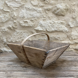 BU20110202 Old French wooden grape harvest basket in beautiful weathered -grey condition with nice iron corner details! Size: 48 cm long / 18 cm high (to handle) / 25.5 cm high (including handle) / 35.5 cross section.