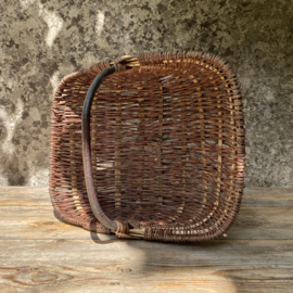 BU20110172 Oud Frans oogstmandje in prachtige staat! Afmeting: 40 cm lang / 30,5 cm doorsnede / 13,5 cm hoog (tot hengsel)