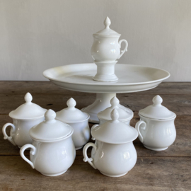 AW20111074 Antique French set pot de crème blanc period: 19th century complete with serving tray in beautiful condition! Size: 28 cm cross section / 10.5 cm high (pot de crème: 6 cm high / 5.5 cm cross section)