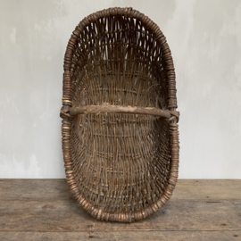 OV20110794 Large old French picking basket in beautifully weathered condition! Size: 60 cm. long / 20 cm. high (to handle) / 35 cm. wide.