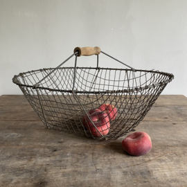 BU20110130 Old French iron wire harvest basket in beautiful condition! Size: 49.5 cm long / 32.5 cm cross section / 18 cm high (to handle)