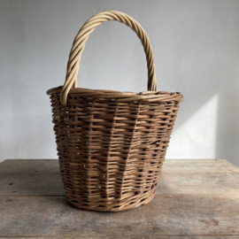 BU20110154 Old French harvest basket made of woven reed in beautiful condition! Size: 30.5 cm high (to handle) / 36 cm cross section.