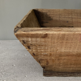 OV20110756 Old French wooden grape picking basket in beautiful condition! Size: 44.5 cm. long / 12.5 cm. high / 29 cm wide.