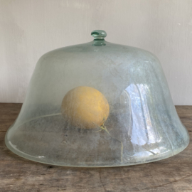 BU20110125 Antique southern French vegetable garden/melon cloche made of mouth-blown glass, period: 19th century. Has a chip on the handle, otherwise in beautifully weathered condition! Size 48 cm cross section / +/- 26 cm high. Pick up in my store only