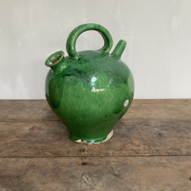 AW20110976 Antieke Zuid-Franse waterkruik in prachtig groen en staat! Afmeting: +/- 30 cm. hoog (t/m de greep) / doorsnede:  +/- 21,5 cm. (gemeten over de "buik")