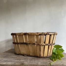 BU20110129 De authentieke oude Franse druivenoogst manden uit de Provence gemaakt van kastanjehout in prachtige staat!  Afmeting: 68 cm lang / 46,5 cm doorsnede / 29 cm hoog. Vermelde prijs is per stuk!