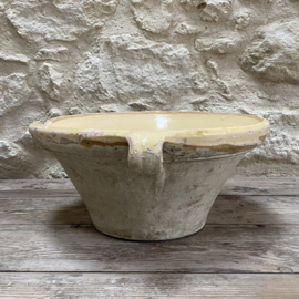 AW20111325 Antique Southern French Grésalle in beautiful soft yellow.... period: 19th century. Damage near the spout due to age, but otherwise in beautifully weathered condition! Size: 45 cm cross section / 21.5 cm high.
