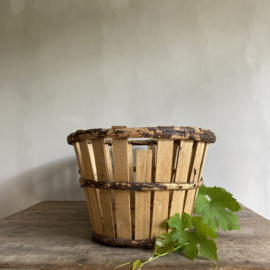 BU20110129 De authentieke oude Franse druivenoogst manden uit de Provence gemaakt van kastanjehout in prachtige staat!  Afmeting: 68 cm lang / 46,5 cm doorsnede / 29 cm hoog. Vermelde prijs is per stuk!