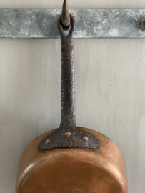 OV20110948 Antique French heavy duty copper pan with hand forged handle and rivets in beautifully weathered condition! Size: 23 cm cross section / 6.5 cm high / length: handle: 20 cm