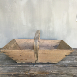 OV20110669 Old French wooden picking basket in beautiful condition! Size: 13 cm. high (up to handle) / 49.5 cm. long / 31 cm. wide.