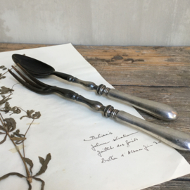 OV20110572 Prachtig oud Frans saladecouvert met verzilverde handvaten voorzien van een monogram  J.V.B verder in zwart/bruin been. De vork mist op één tand een stukje (zie foto) verder in  prachtige staat! Afmeting: +/- 30 cm. lang.
