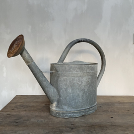 BU20110094 Large old French zinc watering can. Beautifully weathered and still in usable (waterproof) condition! Size: 44 cm. high / 65 cm. wide / 22 cm. deep. Pickup only.