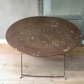 BU20110084 Old French folding terrace table in beautifully weathered earthy color. Has a parasol hole and the ring holder in nice condition! Size: 71 cm. high / +/- 98 cm. section. Pickup only!