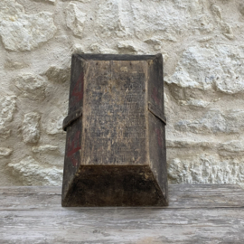 BU20110189 Old French traditional wooden grape harvest basket with winery initials in beautiful grey weathered condition! Size: 46 cm long / 20 cm high (including handle) / 29 cm wide