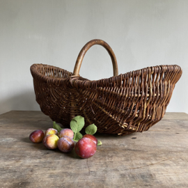 BU20110132 Old French harvest basket of woven willow wicker in beautiful condition! Size: 55 cm. long / 31 cm cross section  / 16 to 18 cm high (to handle)