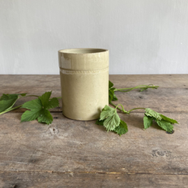 AW20111077 Oude Franse pot in prachtige aardse kleur. Heeft 2 minimale chips op de rand (zie foto 4) verder in prachtige staat! Afmeting: 13,5 cm hoog / +/- 10,5 cm. doorsnede.