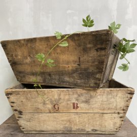 OV20110839 Old French wooden vineyard crate used for the grape harvest in beautiful weathered condition! Size: 73.5 cm. long / 30 cm. high / 46 cm. wide. Pick up in my store only!