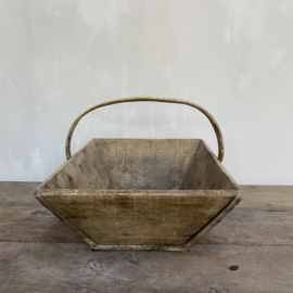 OV20110773 Old French wooden picking basket in weathered, but beautiful condition! Size: 45.5 cm. long / 13.5 cm. high ( up to the handle) / 29 cm. deep