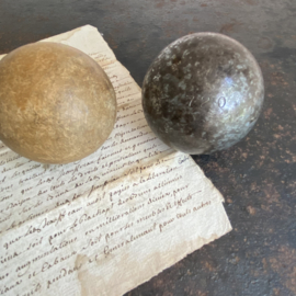 OV20110743 Set van 2 oude Franse jeu de boule ballen en 1 houten massieve bal in prachtig verweerde staat. Afmeting: +/- 7 cm. doorsnede