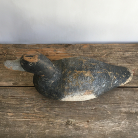 OV20110600 Antique wooden French decoy duck in weathered gray tones and in beautiful condition! Size: 32 cm. long / 16 cm. high.