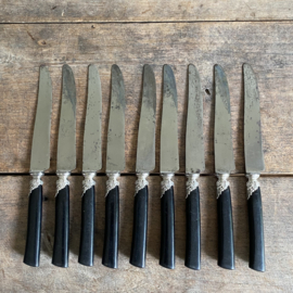 OV20110938 Set of 9 old Belgian knives with bakelite handle and stainless steel blade mark - L.Boland Liège - period: 1900-1925. Has a sober decoration in beautiful weathered condition! Size 24.5 cm long