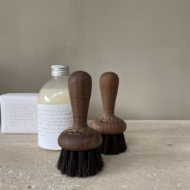 IH011 Facial brush with oil treated walnut wood and horse hair.