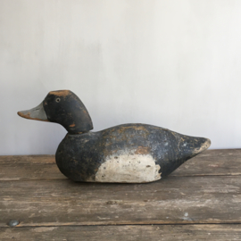 OV20110600 Antique wooden French decoy duck in weathered gray tones and in beautiful condition! Size: 32 cm. long / 16 cm. high.