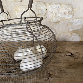 OV20111072 Old French File de Ferre egg basket, but... also nice for your shallots or garlic. In good condition, see photos for details. Size 16 cm high (to the handle) / 15 cm diameter (top) / 20 cm diameter (across the "belly").