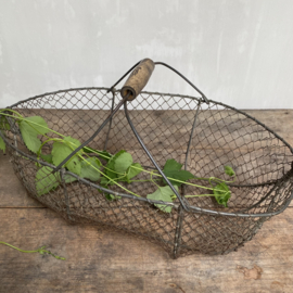 BU20110103 Old French wire oyster basket with wooden handle. Has a small break on the edge (see photo 9), otherwise in beautiful condition! Size: 16 cm. high / 54 cm. long / 31 cm. cross section