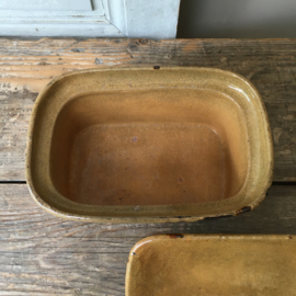 AW20110663 Old French pate tureen has some old traces of use, but otherwise in beautiful condition! Size: 9.5 cm. high (up to the lid) / 20.5 cm. long / 14 cm. wide