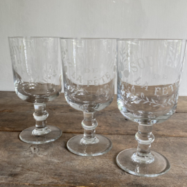 OV20110933 Old large French "Souvenir de la Fête" crystal glasses, all the same and in beautiful condition! Size: 21 cm high / 10.5 cm cross section. Mentioned price is per piece!
