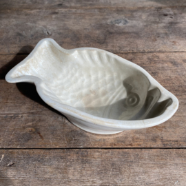 AW20111162 Antique small pudding mold fish motif stamp - Petrus Regout & Co Maastricht - period: 1890-1893. Lightly buttered and in beautiful condition! Size: 21 cm long / 5.5 cm high / 12 cm diameter