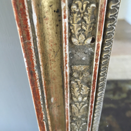 OV20110513 Antieke Franse spiegel met houten lijst gedecoreerd met prachtige ornamenten van gips. De lijst is in mooi verweerde staat! Afmeting: 65 cm. hoog / 48 cm. breed / 4,5 cm. dik. Bij voorkeur ophalen maar vervoer per koerier mogelijk.