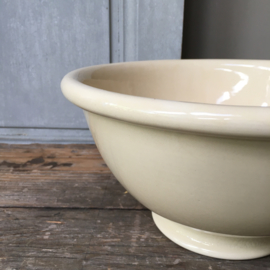 AW20110652 Old classic batter bowl probably Petrus Regout in soft yellow and in perfect condition! Size: 13.5 cm. high / 26.5 cm. cross section