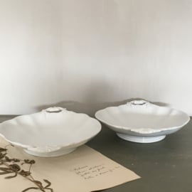 AW20110842 Set of 2 antique Belgian serving dishes with beautiful details. Stamp - Villeroy & Boch - A minimal chip under one of the handles (see photo 10), otherwise in perfect condition! Dimensions: 25 cm. diameter (up to the handles) / 4.5 cm. high.
