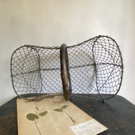 OV20110736 Old French wire basket in beautifully weathered condition! Size: 54 cm. long / +/- 25 cm. high (up to handle)