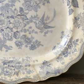 AW20110576 Antique English heavy quality serving dish - Asiatic Pheasant - beautiful blue and buttered. Victorian period: 1880-1910. Misses 2 chips on the bottom see photo 1 to 3, therefore adjusted price. Furthermore, in beautiful condition!