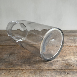 OV20110967 Oude Franse mondgeblazen glazen pot met omgevouwen rand. Enkele gebruikssporen, maar verder in mooie staat! Afmeting: 29,5 cm hoog / 10 cm doorsnede bovenkant / 12 cm doorsnede onderkant