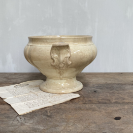 AW20110950 Beautiful antique French tureen  stamp - J. Vieillard & Cie Bordeaux - period: 1829-1895 The bottom is somewhat weathered, but otherwise in beautiful buttered condition! Size: +/- 10 cm. high/ 21 cm. cross section.